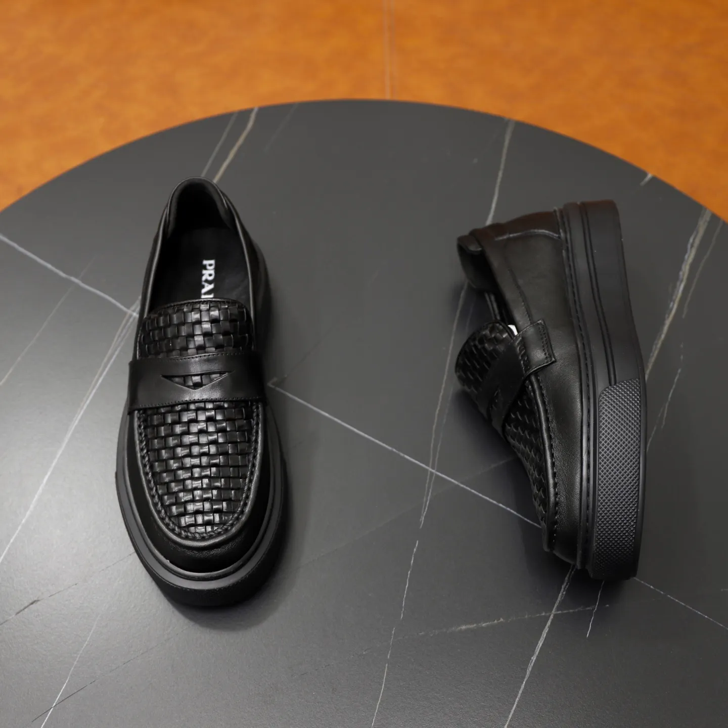 Ex-factory price: 500💰🙅‍♂️🙅‍♂️🙅‍♂️ Brand: PRADA Standard code: Men's code 38-44 (45 can be customized) Grade: Same style as the official website Original order quality Material: Original cowhide surface Comfortable lining Original outsole Style category: Men's fashionable casual leather shoes Distinguished big-name luxury elements Top luxury Color: Color of the actual picture